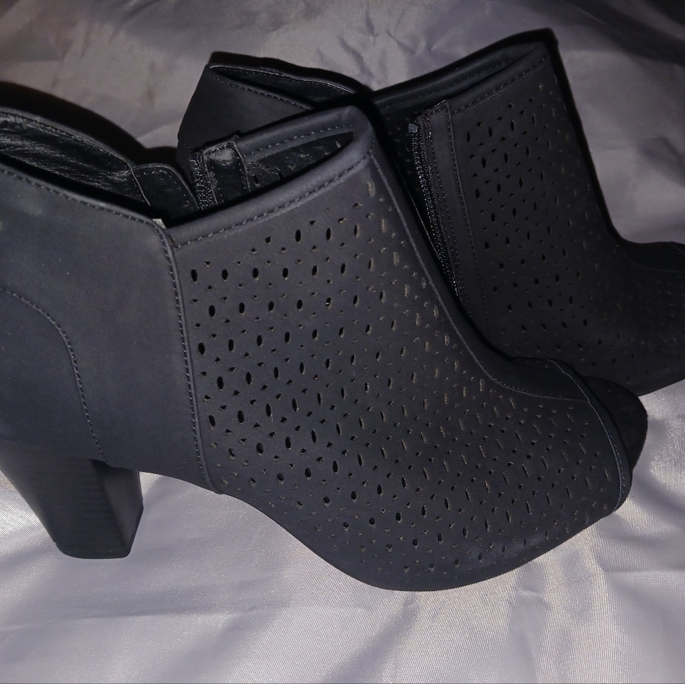 Low cut black boots. With the Toe out in the front.